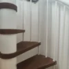 Escalera de caracol de interior con peldaño madera y pasamanos pvc blanco