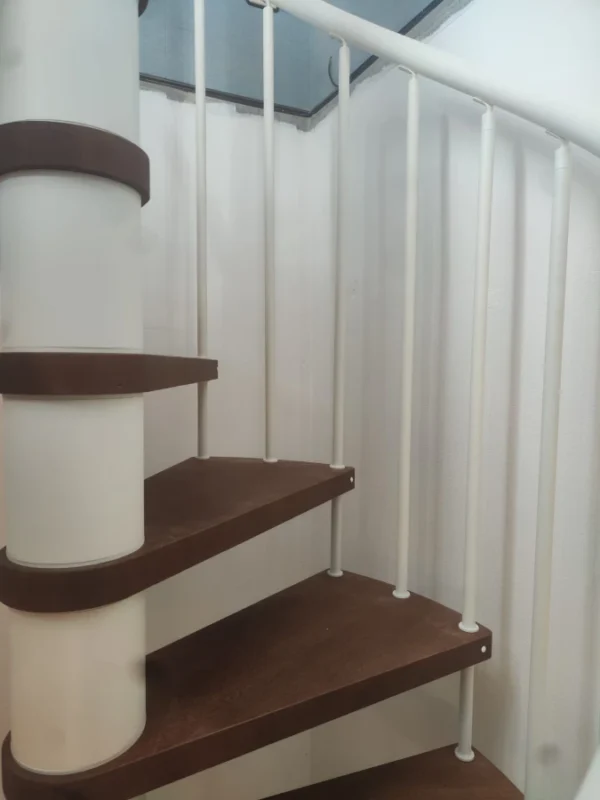 Escalera de caracol de interior con peldaño madera y pasamanos pvc blanco