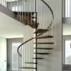 escalera de caracol para interior moderna de madera y acero