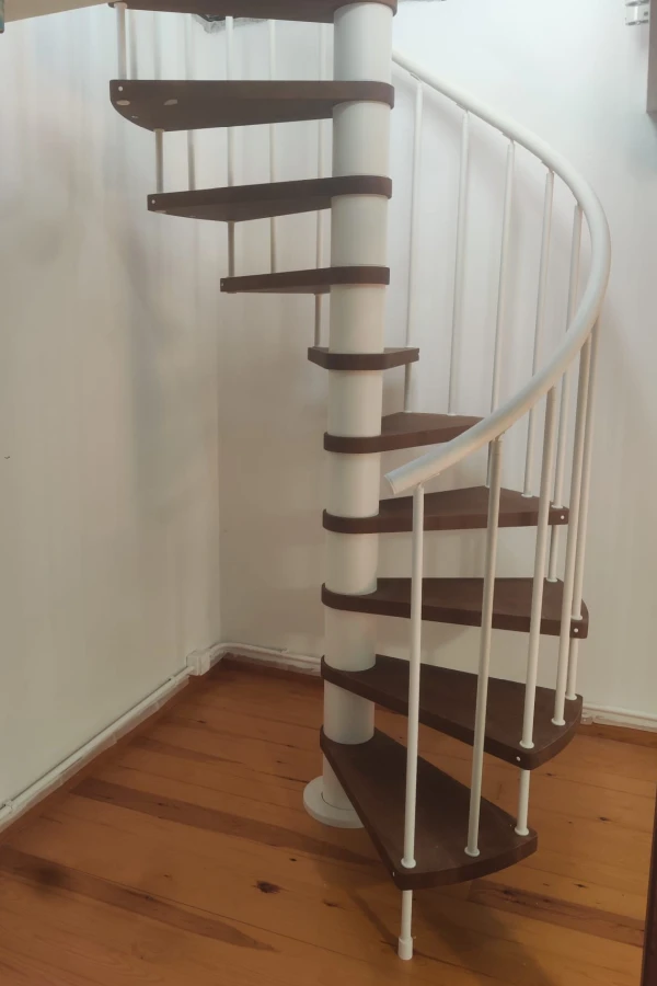 Escalera de caracol interior con pasamanos de PVC y peldaños de madera natural