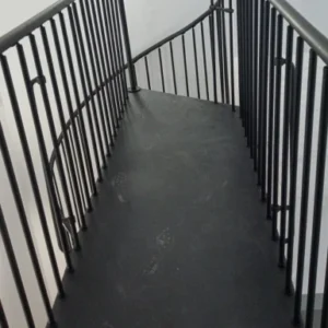 Escalera con barandilla negra elegante