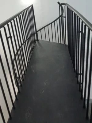 Escalera con barandilla negra elegante