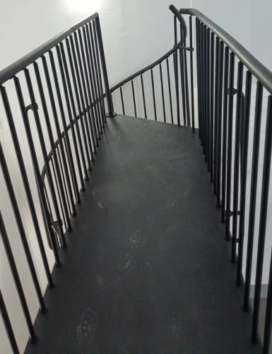 Escalera con barandilla negra elegante