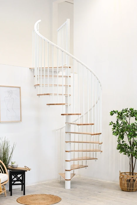 Escalera de caracol blanca con peldaños de madera clara, diseño escandinavo ideal para interiores modernos y minimalistas.