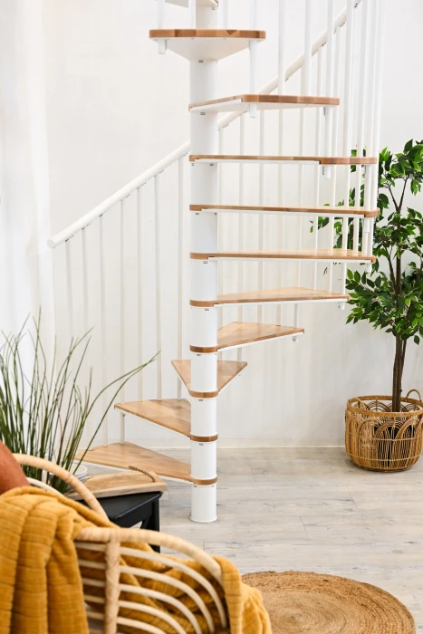 Escalera de caracol blanca con peldaños de madera integrada en salón de estilo nórdico, perfecta para espacios modernos.