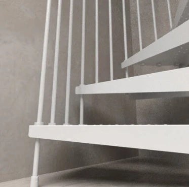 Detalle inferior de escalera de caracol blanca metálica, con estructura sólida y barandilla de seguridad para uso exterior.
