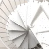 Vista superior de escalera de caracol blanca metálica con peldaños perforados, perfecta para interiores modernos y espacios reducidos.