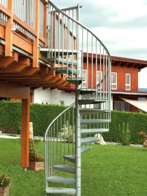 Escalera de caracol galvanizada para exterior, resistente a la intemperie y perfecta para acceso a terrazas o estructuras elevadas