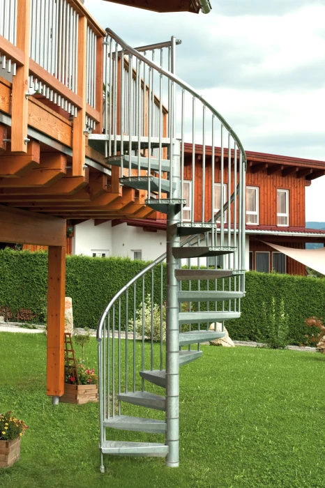 Escalera de caracol galvanizada para exterior, resistente a la intemperie y perfecta para acceso a terrazas o estructuras elevadas