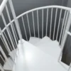 Vista superior de escalera de caracol blanca metálica en interior compacto, ideal para altillos, buhardillas o zonas de difícil acceso