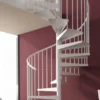 Escalera de caracol blanca metálica en salón moderno, ideal para interiores elegantes con altillo y espacios reducidos.