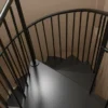 Escalera de caracol negra metálica en interior angosto, solución vertical segura y compacta para altillos, trasteros o entreplantas